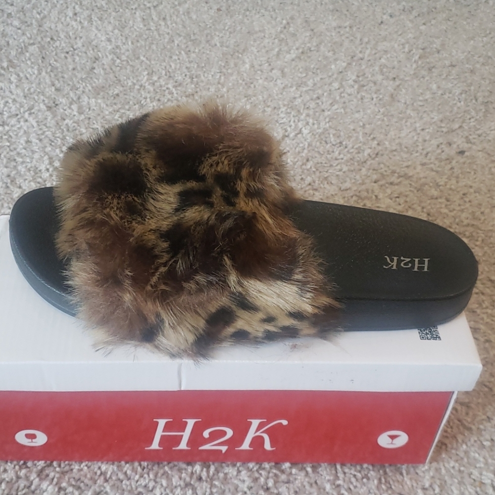 NIB Size 11 Womens Fuzzy Leopard Slide